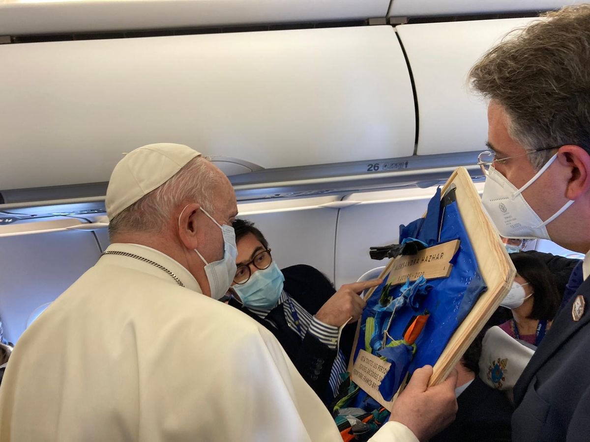 Il a aussi reçu ce cerf-volant, réalisé avec la toile d’une tente lacérée à Calais sous les ordres de votre police et sous laquelle survivait une personne en exil.

Histoire de vous le rappeler.