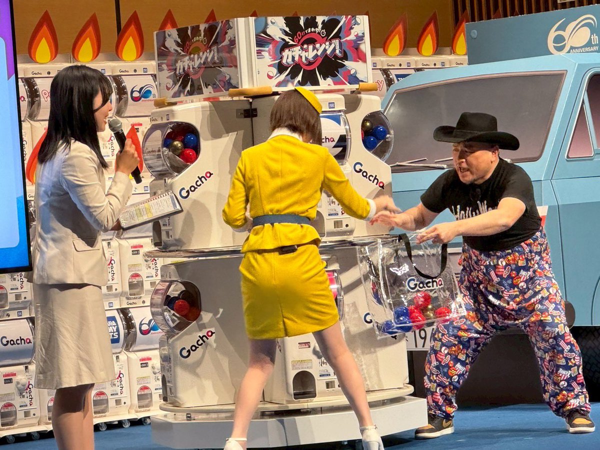 enako_cos's tweet photo. 『ガチャ日本上陸60周年ツアー』の出発式に出演させていただきました！

ハリウッドザコシショウさんと今日だけの特別コンビ
「ハリウッドエナコシショウ」を結成して60周年をお祝いしました🎊

いくつになってもガチャって楽しい〜！🥳✨ https://t.co/Nf0fmtnibf
