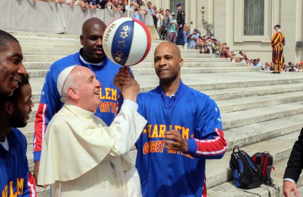 Il Papa più vicino al mondo dello sport. Tutto. Lo ha amato da sempre. Sin da quando giocava da piccolo a calcio con la "pelota de trapo”, una palla di stracci. Il suo ruolo, in porta: il portiere come scuola di vita. 
Anche il basket. Lo aveva praticato per merito del padre ex