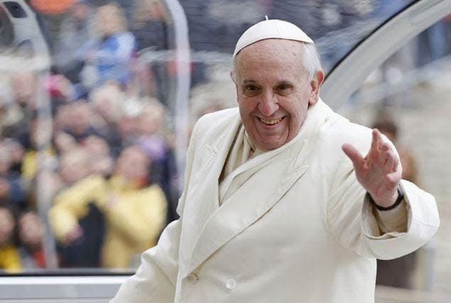 Lo so che è tornato alla Casa del Padre, che adesso è nella pace del Signore, ma in questo momento la sua perdita la sento enorme. Siamo un po’ tutti orfani. 
Ma il suo messaggio pasquale di ieri è già diventato il suo testamento. 
🌹
#PapaFrancesco #papa #rip