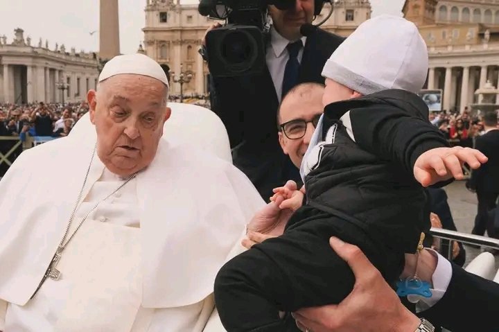 Après la fin de la bénédiction de Urbi et Orbi lors de la fête des Pâques, le bébé sur la photo avec son père est dernier enfant que le Papa à toucher puis béni un jour après sa mort.