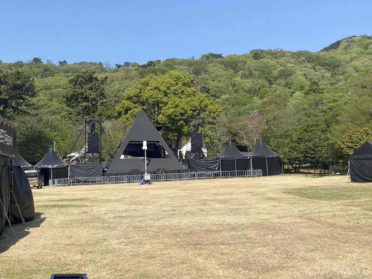 web89019725's tweet image. 今日はイレギュラーの出番。
19・20日に行われた「Rainbow Disco Club」のPA業者の後片付けの応援の為、稲取の東伊豆クロスカントリーコースに行ってきました。
うちの持っていない機材の裏側をまじまじと見れてとても刺激になりました。
欲しいな~、高いな~