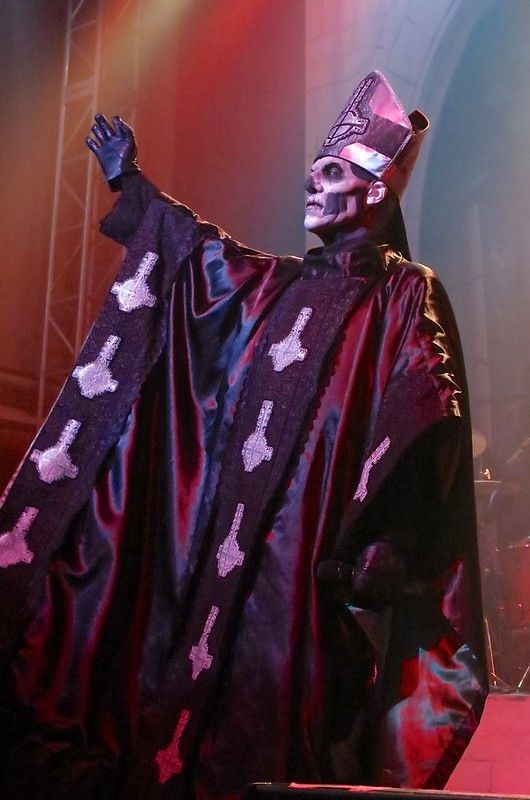 marygoorekinnie's tweet photo. "the pope died" bitch i know, i've been mourning him for years 💔 https://t.co/cO3o2VbR0Q