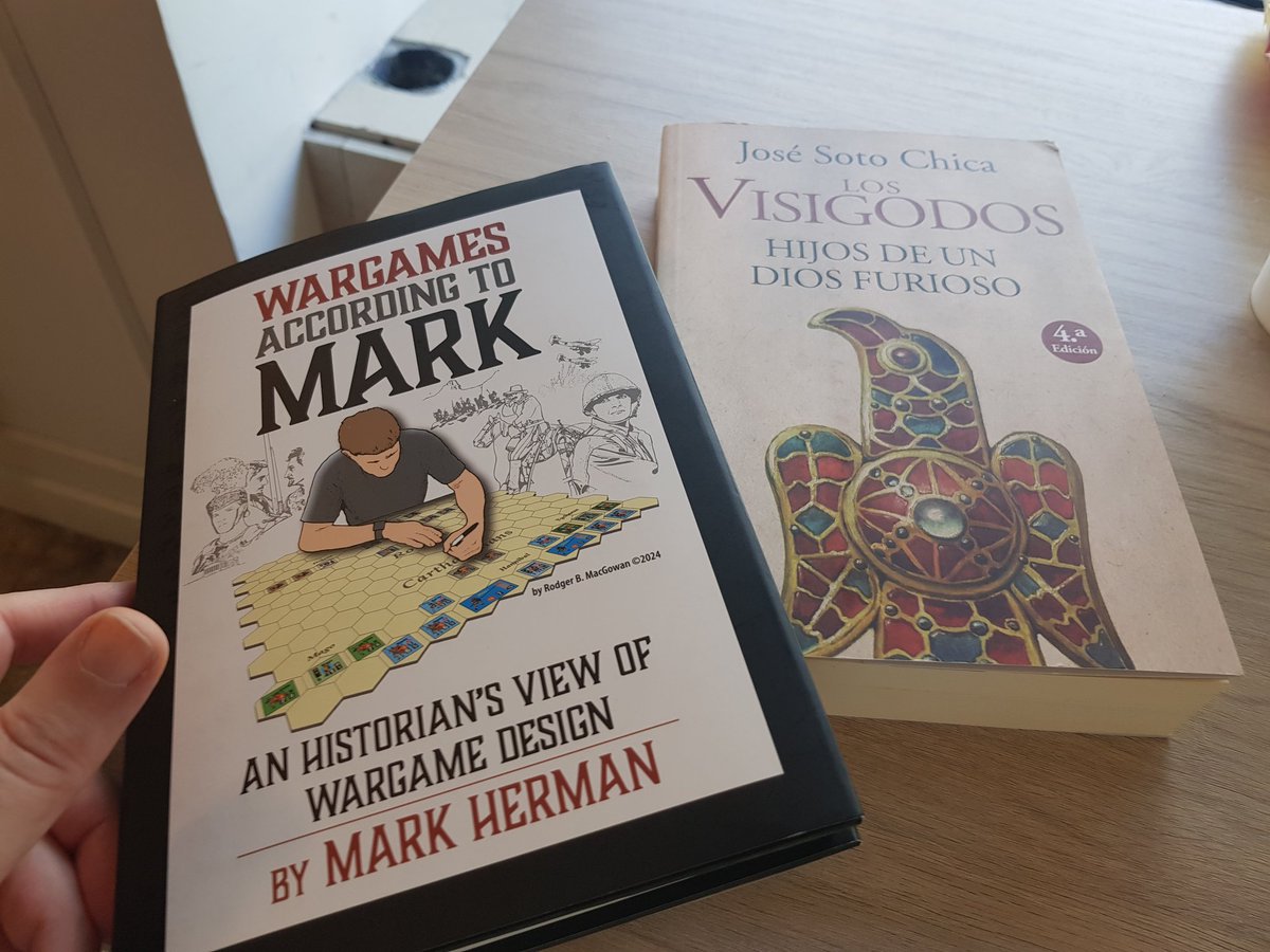 No había estado nunca en Atlántica Juegos.
He entrado para husmear entre los wargames y he acabado por "picar" en los libros.
La carne es debil...