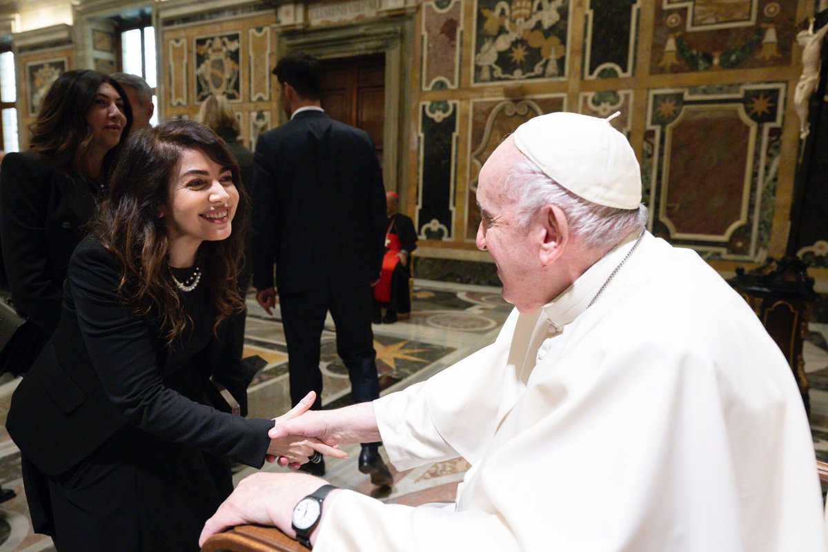Sono stata fortunata ad averti conosciuto.
Sei stato un grande Papa, che ha lottato per i più deboli e per la pace dei popoli.
Ricorderò sempre la tua profonda dolcezza e il tuo sorriso.
Ciao Papa Francesco ❤️ #PapaFrancesco