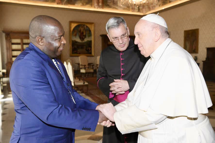 GeneralNeva's tweet image. C’est avec une profonde tristesse que j’apprends le décès de Sa Sainteté le Pape François.
Mes condoléances les plus émues à l'église catholique au #Burundi et dans le monde.
Je garde en mémoire son message de foi et d'humanité lors de ma visite au Vatican en mars 2022.