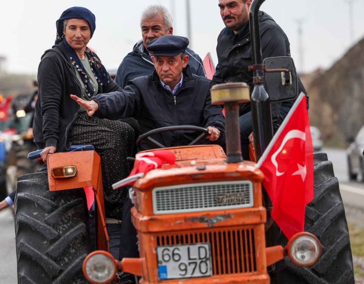 Özgür Özel: (Turbunan, şalgamınan devlet idare edilmez, adalet ile edilir)

"En iyi siyasal iletişimcileri getirseniz, en iyi reklamcıları getirseniz, dünyada en iyi bu konudaki 10 adamı bir masanın etrafına oturtsanız, bir ay çalışsanız bu kadar organik bir slogan bulamaz."