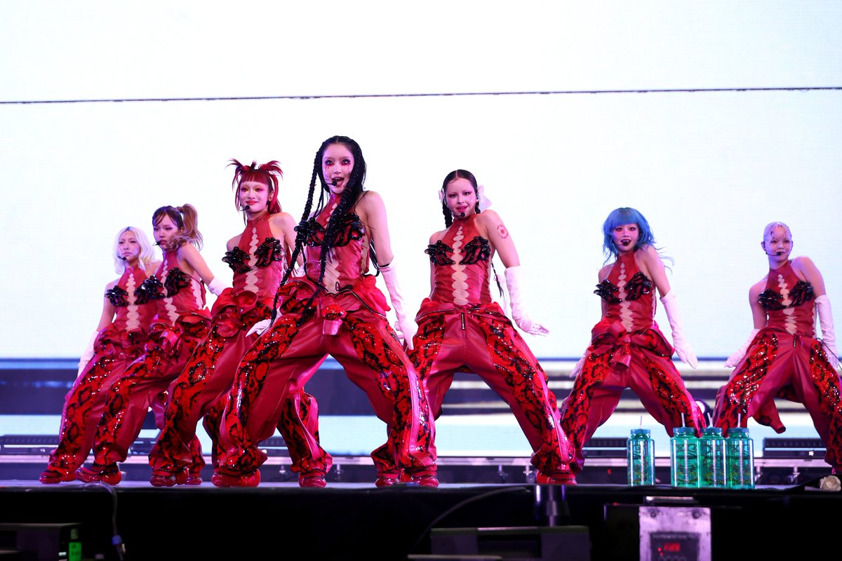 コーチェラ2025】WEEK1で話題をさらった #XG が、2週目最終日、Sahara