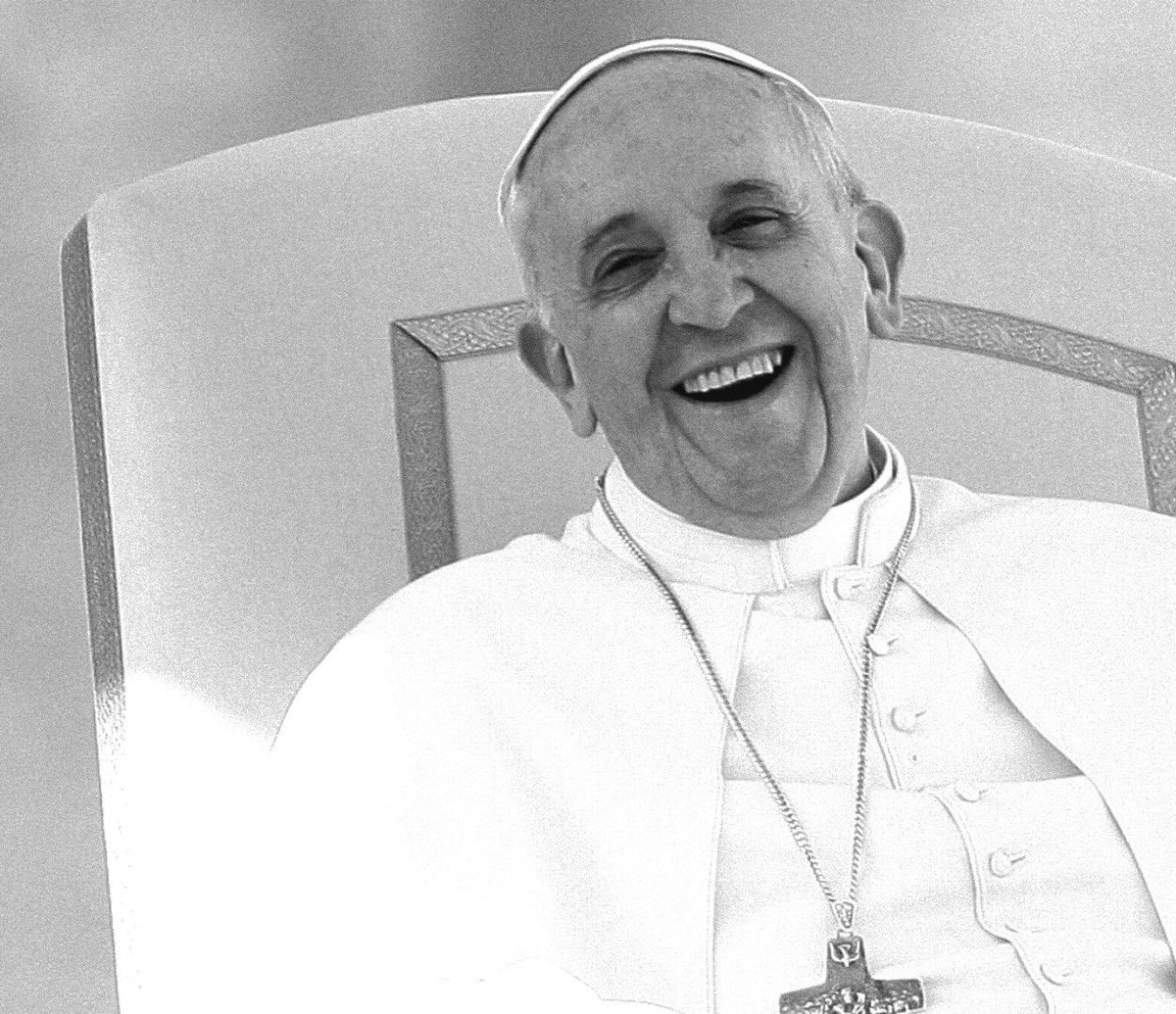 manjos's tweet photo. Hoje é um dia triste: morreu o melhor dos seguidores de Jesus Cristo.
Embora Francisco recusasse esse estatuto, tinha todas as características de um grande líder político – humanismo, coragem, carisma, progressismo e despojamento. 
As suas encíclicas foram documentos notáveis, grandes análises sociais e políticas. A Fratelli Tutti devia ser lida por crentes, não crentes, desiludidos e agnósticos. Uma crítica frontal ao retrocesso histórico que se assiste no mundo com o reacendimento dos populismos e novos nacionalismos, a escalada de ódio, racismo e intolerância.
Francisco foi, acima de tudo, um exemplo inspirador de renovação.
Aquele que nunca se calou sobre a dor dos Palestinos, e colocou o menino Jesus a dormir em cima de um keffiyeh num presépio do Vaticano. Aquele que pediu acolhimento aos imigrantes. Aquele que sobre homossexualidade questionou “quem sou eu para julgar?”. Aquele que permitiu que transsexuais pudessem ser batizados. Aquele que lavou os pés a criminosos e batizou filhos de mães solteiras. Aquele que decidiu abolir o segredo pontifício nos casos de abuso de menores cometidos por clérigos. Aquele que recusou mordomias e luxos. 
Enorme Francisco, gigante exemplo de tolerância, justiça social e simplicidade. Pudesse a Igreja Católica ter seguido as suas pisadas, e adaptar-se à “forma como o mundo é”. Uma Igreja com lugar para “todos, todos, todos”, como tão simples mas eloquentemente disse aqui em Lisboa.