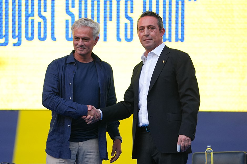 ZaferErtas_'s tweet photo. ÖZEL | Fenerbahçe Başkanı Ali Koç, Mario Branco, Mourinho ve bazı yöneticilerle birazdan toplantı gerçekleştirecektir. Bu toplantıdan ayrılık ve istifalar dahil her türlü karar çıkabilir. https://t.co/7PhVIvbmQg