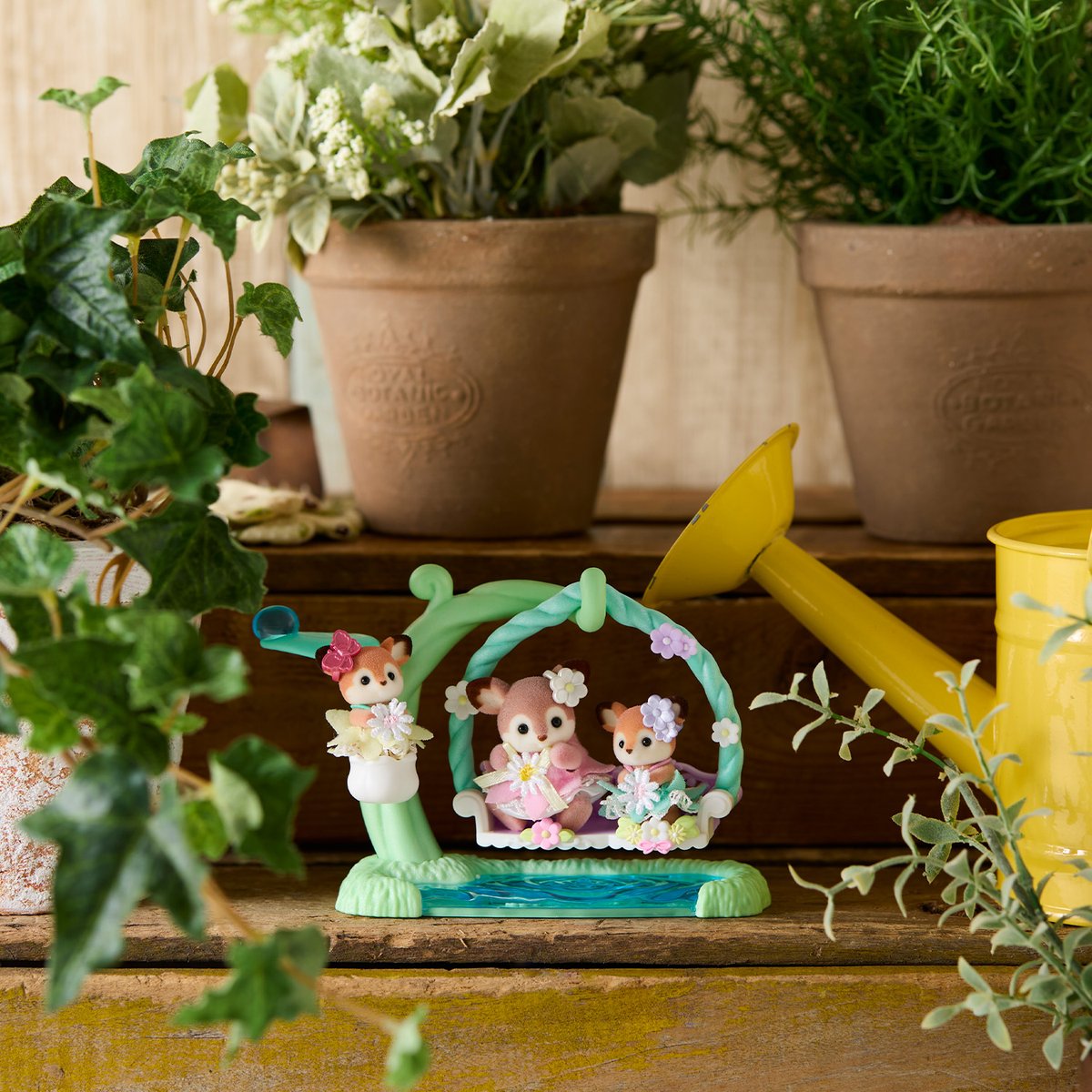 シカの赤ちゃん -水辺のなかよしブランコセット-』を色々な植物と一緒