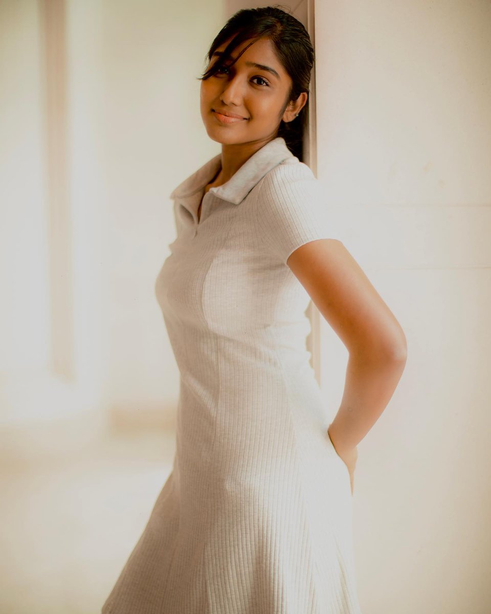 sexyindiammom's tweet photo. Casual pose madiri nalla wanted ah molaya kaata dusky munda. Nee theriduva dii nalla. Innum thoppul mattum thaan kaatala . Seekiram expecting #Deepikavenkatachalam #deepika #boobshow #structure https://t.co/p85mWjD7E1