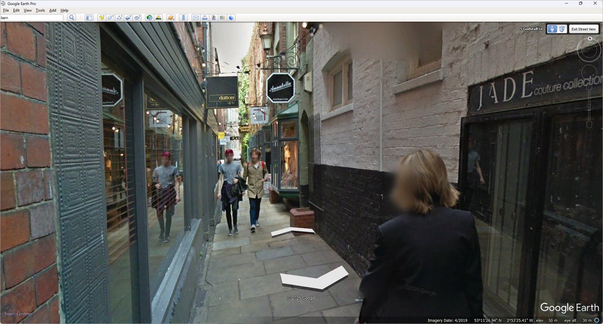 When you walk along some of the intriguing alleys from the Rows that bring you out at ground level behind, eg Godstall Lane, that's not #Roman 'debris slope', it's a mixture of the natural slope and soil building up behind the street-front buildings over the centuries.