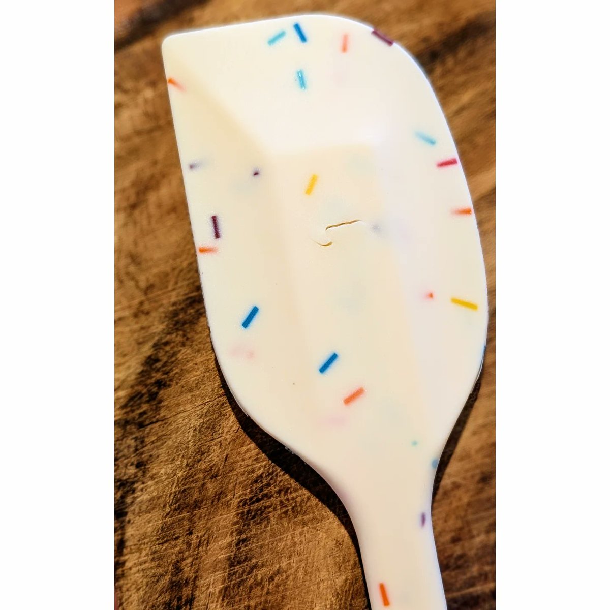 nekoashi_natsu's tweet image. いつもと違う成形してみたらダンゴムシみたいに。カットの途中ではアオムシ🐛に見えてきた。なんだか可愛いぞ😁

ダイソーのスパチュラが可愛くて気に入っていたのだが、私の酷使に耐えられなくなった様で亀裂が、本来パンを捏ねる用ではないものね、ごめん😢

#全粒粉入りパン #ライ麦パン
#easybread