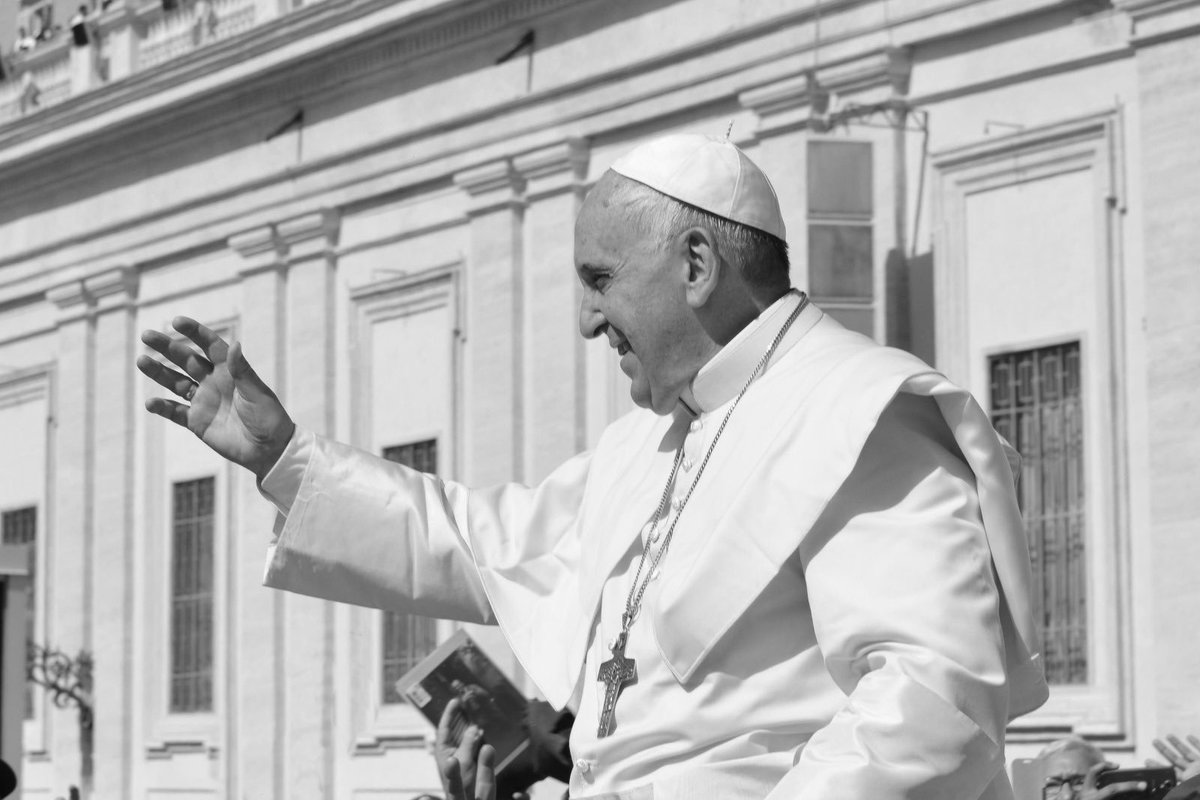 S dubokom tugom primio sam vijest o smrti pape Franje.

U vremenu velikih podjela i nesigurnosti, bio je svjetionik nade, dijaloga i milosrđa.
Neka mu Gospodin, kojem je vjerno služio, podari vječni mir.