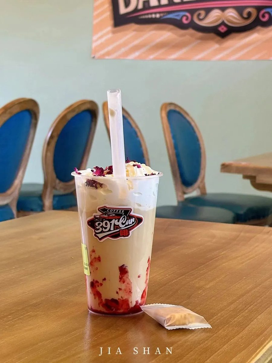 NannanLovelife's tweet image. 391 Coffee isn’t just a place—it’s a whole mood 🚗💨☕ Rooftop breeze, retro rides, and coffee that hits the spot. Catch the sunset and the freedom in JiaShan ✨
#HiddenGem #CoffeeCorner #RetroCafe #391Coffee #JiaShanFinds