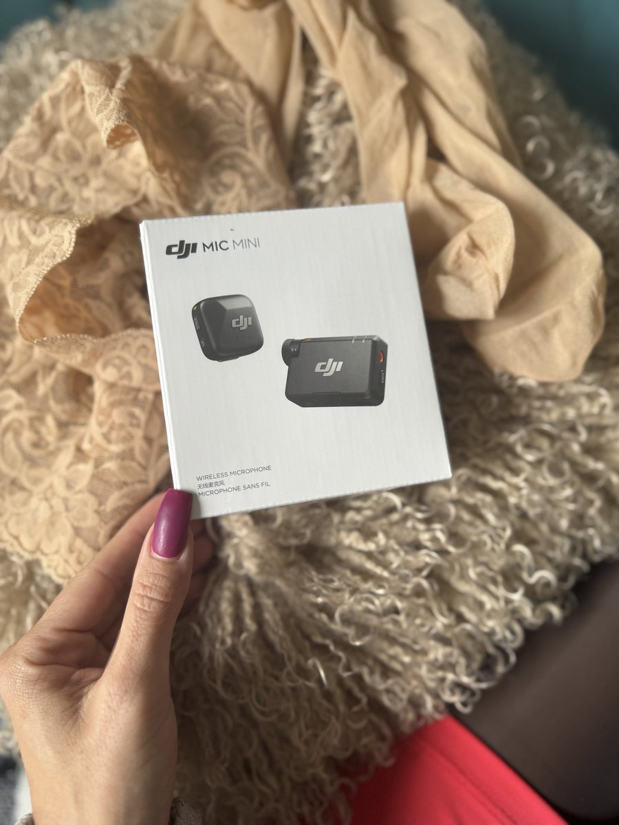 maria_aveova's tweet photo. Žeby nastal čas na ASMR tvorbu?🎤🧐 Nová hračka po ktorej som už dlho pokukovala🥰 idem sa nato pozrieť, či zvládnem technickú časť😬🤪 #djimicmini #asmr #asmrcontent #novymikrofon #wirelessmicrophone #nylonasmr #myvoice #nylonfeet https://t.co/qc44fvkjar