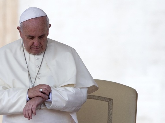 A Igreja tem uma história milenar, que se acelerou rapidamente em cinco minutos: entre 20h10 e 20h27 do dia 13 de março de 2013. Cinco minutos que, se não chocaram o mundo, certamente o alertaram de que algo novo estava acontecendo. E não somente porque acabava de ser eleito o