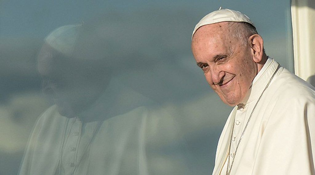 1️⃣ Ha muerto el Papa. ¿Un líder progresista? No precisamente.

Durante más de una década, Jorge Mario Bergoglio intentó cambiar algo del absoluto conservadurismo de la Iglesia católica con gestos simbólicos, pero sus declaraciones hablan por él. 

Aquí van algunos greatest hits