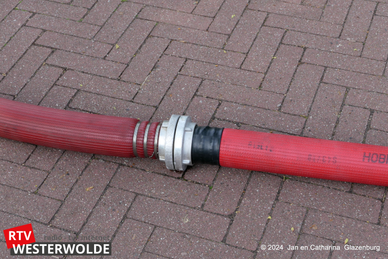 Brandweer blust schuur in Emmer-Compascuum