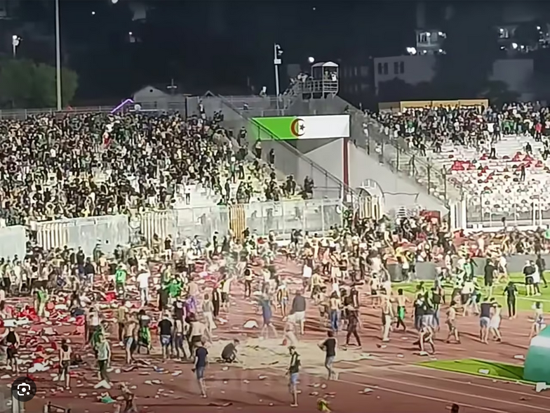 AlgerFootCom's tweet photo. 🚨 La FAF envisage de limiter les déplacements des supporters à partir de cette saison pour lutter contre la violence dans les stades et sur les routes.
💔 Cette décision fait suite à des incidents tragiques, notamment la mort d'un supporter après le match Biskra - Mouloudia https://t.co/BLXJWZP5jg