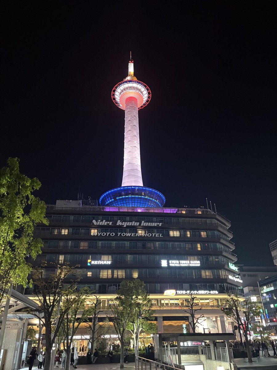 benimo369's tweet photo. 京都に行ってきた〜！
母と姪っ子も一緒なので、ちいかわランドとちいかわ本舗も行ってきた。
旅の途中で足湯かマッサージしないと足が痛くてヤバい。足湯屋さん増えて欲しい〜！ https://t.co/bKRx51ad6O