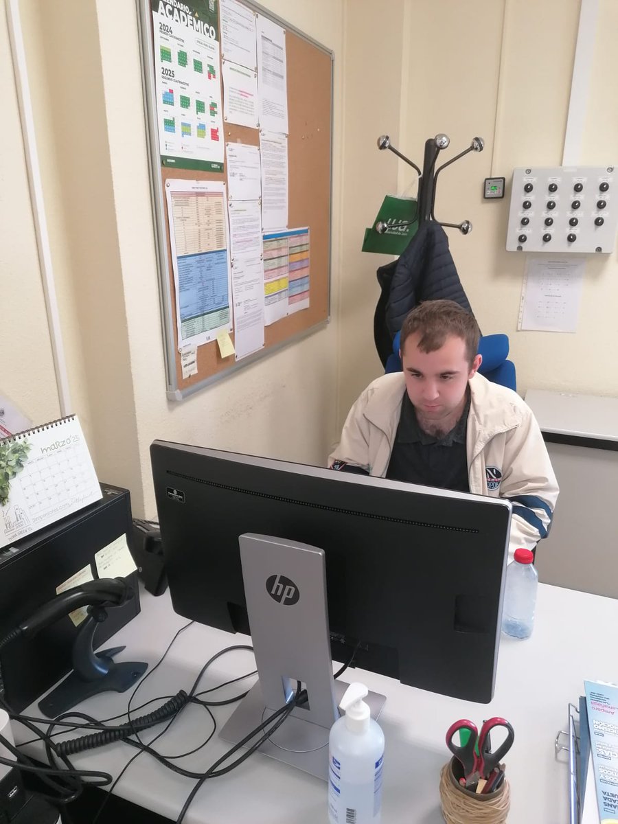UniverDIuja's tweet photo. Juan Francisco está realizando las prácticas curriculares del Programa UniverDI @UniverDIuja @ujaen @Fundacion_ONCE en el servicio de consejería de la #UJA https://t.co/syQH9Kmger