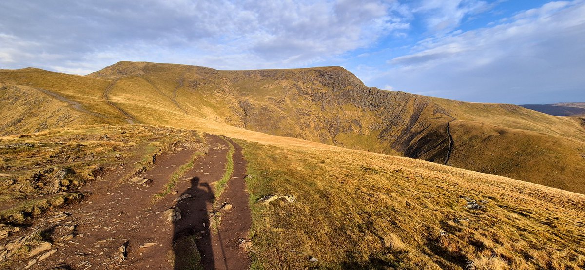 LakesWeather's tweet image. Spectacular morning light between the showers on #Blencathra for the final #felltopassessor shift of the season #summitsafely Zac