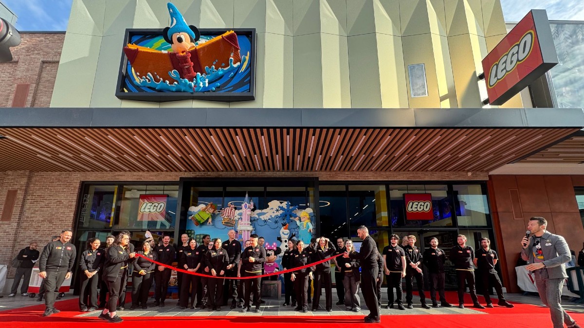 The LEGO Store at Disneyland Paris has reopened after a makeover, now featuring multiple exclusive decorations on the level of flagship stores.

brickfanatics.com/disneyland-par…

#LEGO #LEGONews