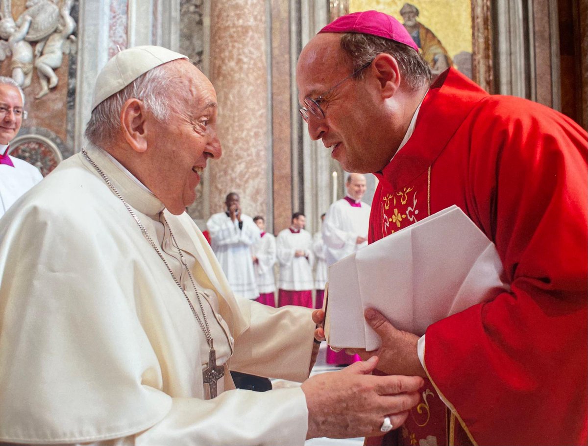 Con la Pascua del Señor el papa Francisco ha vivido su Pascua definitiva. Quien fue llamado a servir a Dios y a la Iglesia en este cambio de época hizo cercana la alegría del Evangelio. Oramos con esperanza