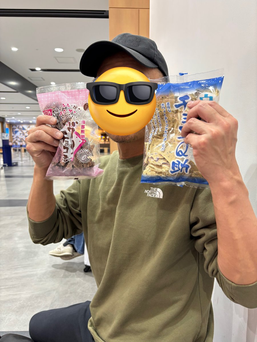 nextasn_'s tweet photo. 八戸で朝市とホタテ堪能
弘前で見頃には早い桜見た
黒豹より黒いこん��ゃく
友人へのお土産も託した

@kblackp69 https://t.co/gNavP7J9aQ