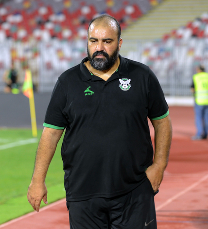 AlgerFootCom's tweet photo. 🗣️ Kheireddine Madoui, entraîneur de CS Constantine, après la défaite 4-0 face à Renaissance Berkane en demi-finale de la Ligue Confédération CAF : 
"Nous étions l'équipe la plus faible, mais nous allons tout donner pour réagir lors du match retour."
#Football #KAF #JC https://t.co/l0QcbH29ji