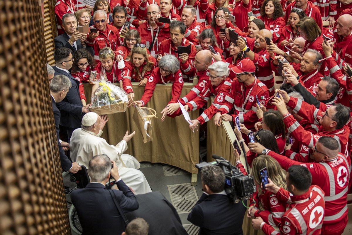 crocerossa's tweet photo. “Papa Francesco era e sarà sempre per noi un esempio di solidarietà, di attenzione verso il prossimo, di vicinanza alle persone fragili, ad anziani e bambini, di aiuto incondizionato, di Dignità umana e di Pace”. Così @rosariovalastro, Presidente della CRI, saluta il Santo Padre. https://t.co/482Kd0OXsd