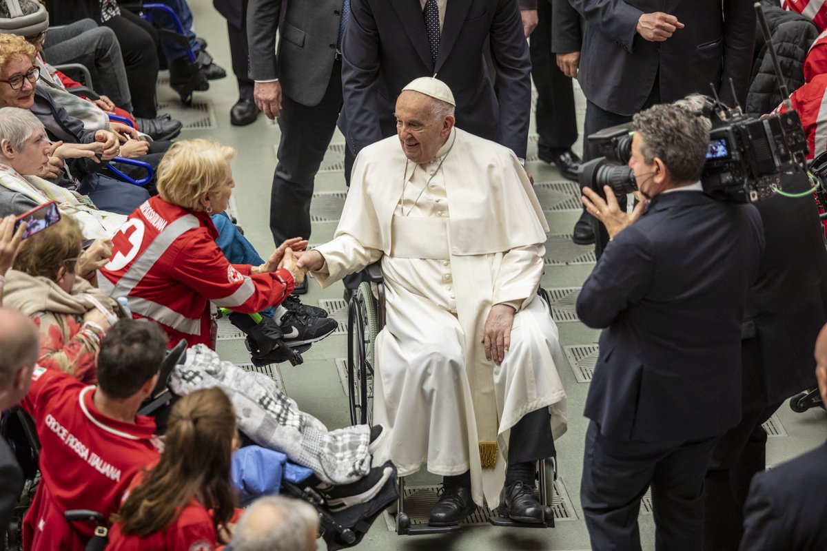 “Papa Francesco era e sarà sempre per noi un esempio di solidarietà, di attenzione verso il prossimo, di vicinanza alle persone fragili, ad anziani e bambini, di aiuto incondizionato, di Dignità umana e di Pace”. Così <a href="/rosariovalastro/">Rosario Valastro</a>, Presidente della CRI, saluta il Santo Padre.