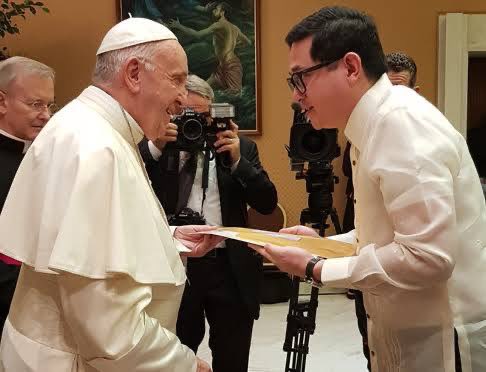 bamaquino's tweet photo. Isang mahalagang aral na tumatak sa puso at isip ko noong ilang beses akong nagkaroon ng pagkakataon na makausap si Pope Francis: Hindi madali ang pagiging Kristiyano. Ang totoong pananampalataya sa Diyos ay walang takot na paninindigan sa Diyos at kapwa. Against all odds, in humility and courage.

Maraming salamat sa inspirasyon, Pope Francis! May you rest in peace in God's loving arms.

Photos taken in Vatican City, 2017, 2018.