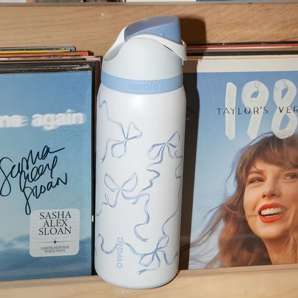 gleesarium's tweet photo. cute tumbler to keep you hydrated 🐈🎀

selain punya desain yang lucu &amp; colorful, tumbler ini juga gampang dibawa kemana-mana. dijamin makin semangat minum 1.5 - 2 liter per hari! Ⳋৎ https://t.co/9TyfMxc1NM