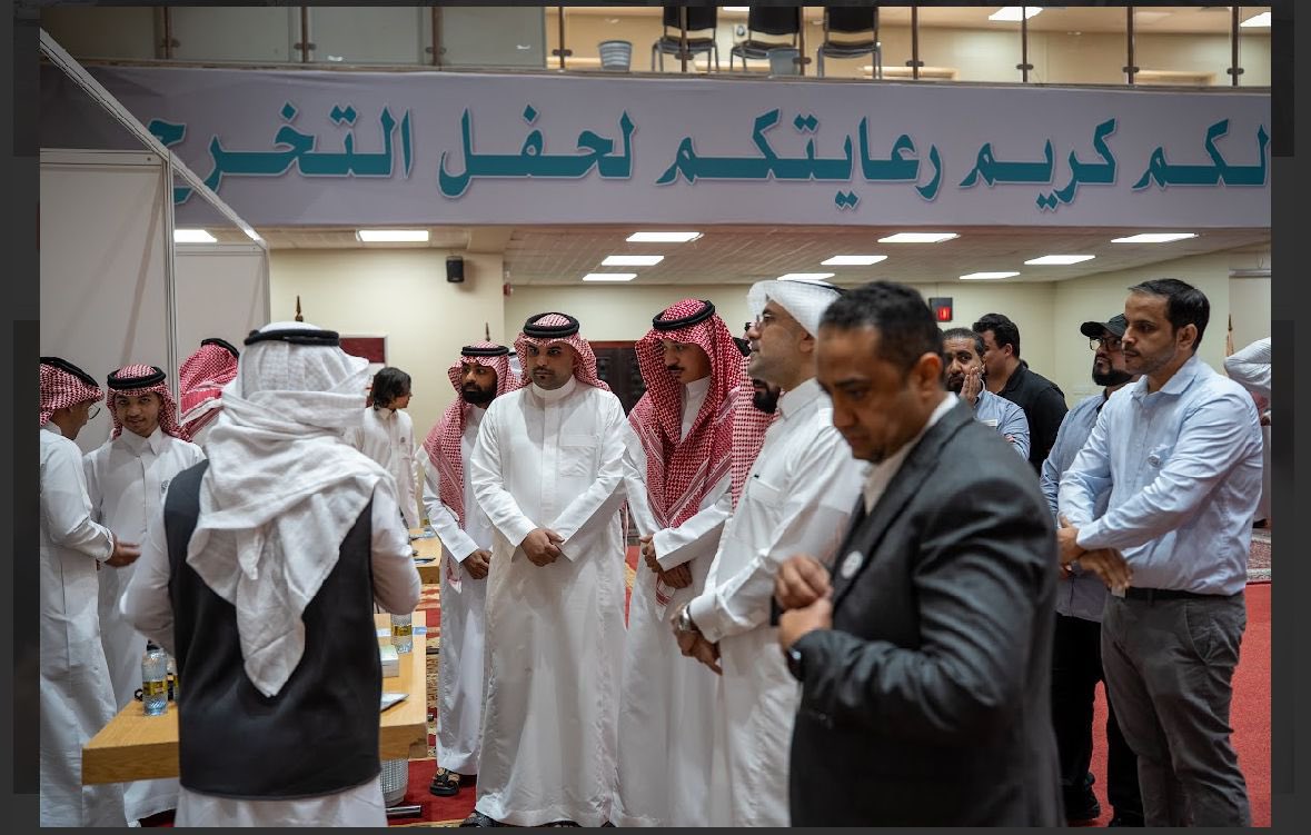 برعايه نائب رئيس جامعه الملك فهد للبترول والمعادن للشؤون الاكاديميه الدكتور مسفر بن محمد الزهراني افتتح عميد كليه المجتمع بالدمام الدكتور هيثم بن محمد باحيدره معرض المشاريع الخاص بطلاب الكليه.