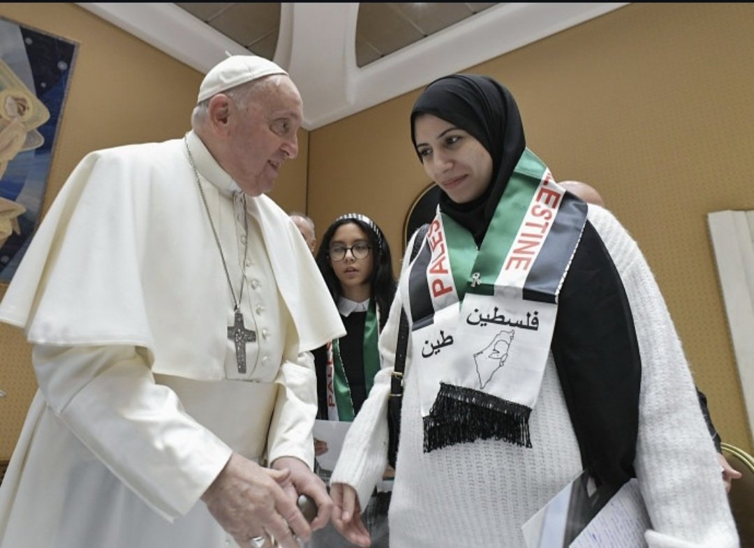 Papa Francisco ha sido el único representante de un estado europeo que ha estado al lado de los palestinos desde que comenzó el genocidio en Gaza.
El único en llamar terrorismo a lo que practica Israel, el que ha condenado cada día el silencio del resto de gobiernos occidentales.