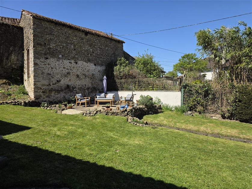 PropSalesFrance's tweet photo. Wow three houses 2 barns and wonderful views, and its renovated!

https://t.co/pfz5cBw4QR https://t.co/gWW3lL32ni
