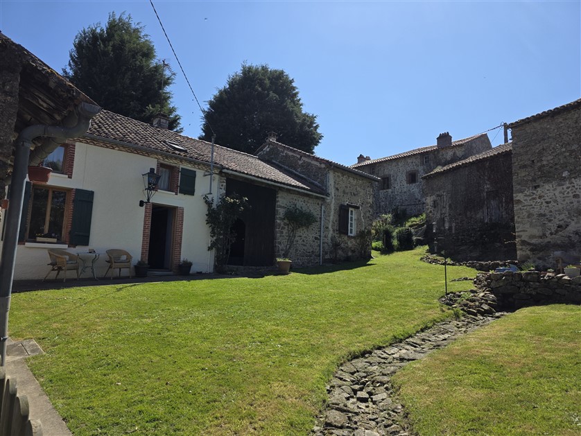 PropSalesFrance's tweet photo. Wow three houses 2 barns and wonderful views, and its renovated!

https://t.co/pfz5cBw4QR https://t.co/gWW3lL32ni