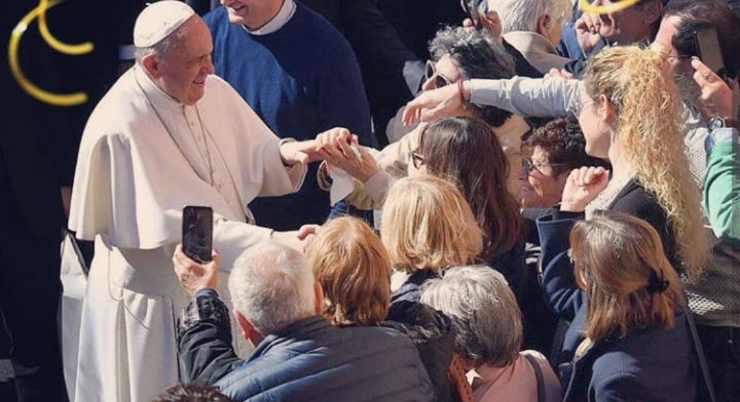 BarbaraRenziXII's tweet photo. Mi accompagna sempre, santo padre, la sua mano grande. 
Grazie.

#PapaFrancesco #parrocchiaSanGiulio
#Roma #GiubileodellaSperanza https://t.co/n6YDPNdGiI