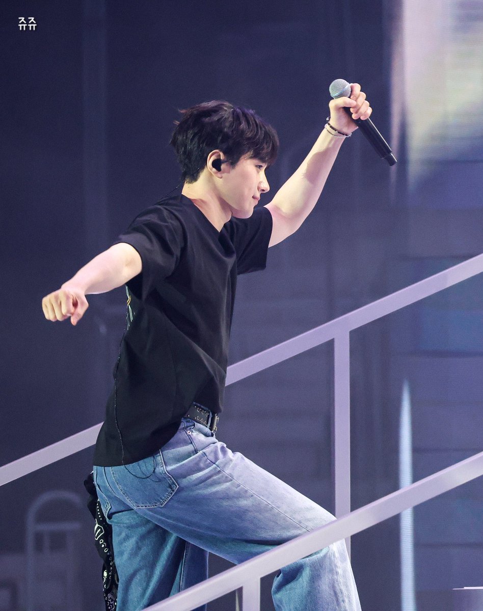 L_etter313's tweet photo. 이렇게 위풍당당한 고양이 처음 봄 https://t.co/FBiChfwwKq