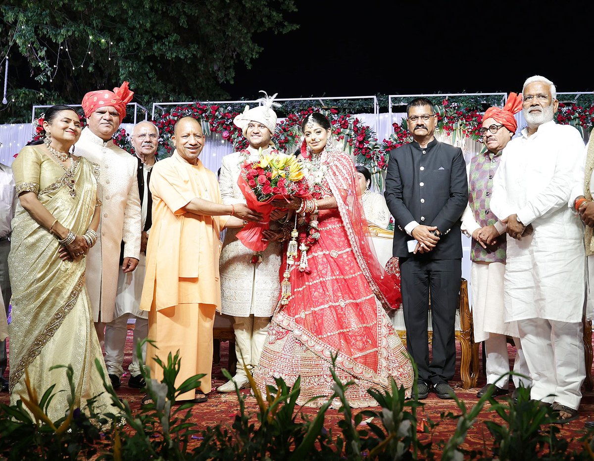 alijournalist77's tweet image. लखनऊ: मुख्यमंत्री ने आज उत्तर प्रदेश के मुख्य सचिव मनोज कुमार सिंह के सुपुत्र के शुभ विवाह समारोह में सम्मिलित होकर आशीर्वाद दिया। यह समारोह लखनऊ में हुआ, जहां मुख्यमंत्री ने परिवार को शुभकामनाएं दीं और विवाह को लेकर अपनी खुशी जाहिर की #Lucknow #UPCM #ManojKumarSingh