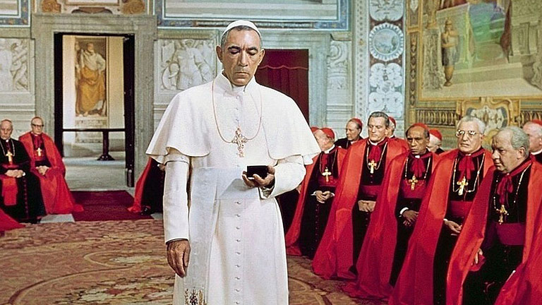 Para todos los que están citando "Cónclave", mil veces mejor ésta. Además hoy es efeméride de Anthony Quinn si no estoy equivocado.