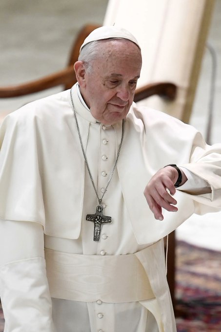 Clara-mente, Francisco prefería un Casio o, como mucho, un Swatch. Antes de cambiarlo propuso sustituir la correa, pero le dijeron que le iba a salir más caro que uno nuevo... (Juan Pablo II llevaba un Rolex)