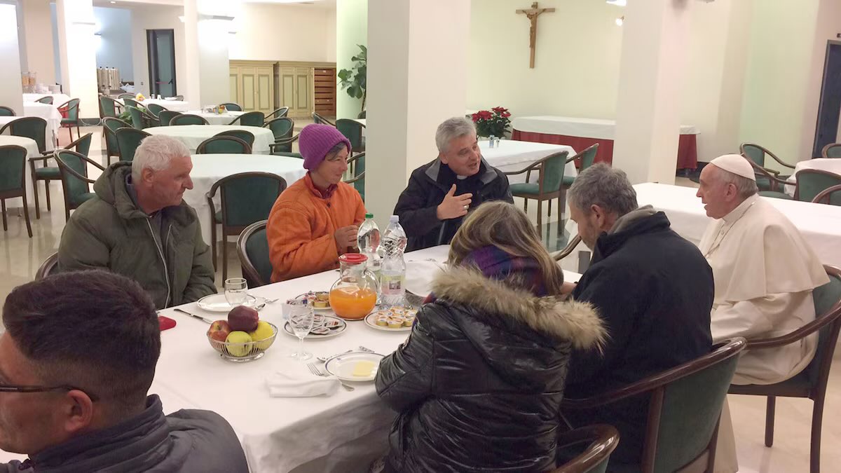 El papa Francisco invitó a desayunar a mendigos en el día de su cumpleaños 80, el 17 de diciembre de 2016.
