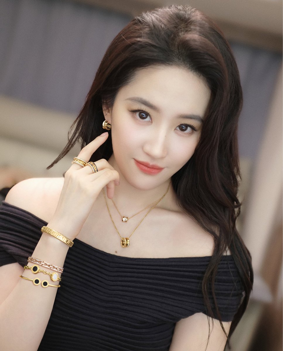 liuyifeifanclub's tweet photo. Global Brand Ambassador Liu Yifei @yifei_cc for @Bulgariofficial 💎
#LiuYifei #刘亦菲 #劉亦菲 #CrystalLiu #LưuDiệcPhi #หลิวอี้เฟย #ЛюИфэй #유역비 #リウ・イーフェイ #YifeiLiu #Mulan #花木兰 #TheTaleOfRose #玫瑰的故事 #MeetYourself #BZero #Bvlgari #BvlgariJewelry #BvlgariTubogas https://t.co/TX0Ulg63xd