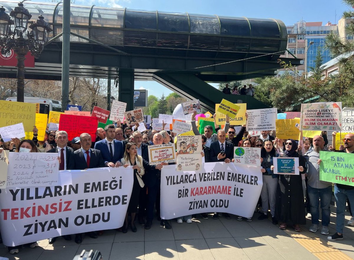 Meydanda varlığıyla, uzakta da desteğiyle ses veren tüm öğretmenlerimi kutluyorum.

#Ankarada2024EkAtamaTalebi