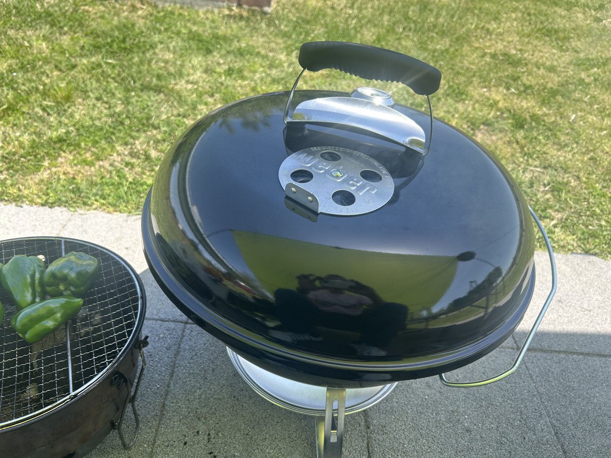 fuji3kun's tweet photo. 今更？
weberデビュー
昔から欲しかっのにね。
色々燻製器買ってみて、より使ってみたくなって、、
PayPayポイントで購入しました。

これ最高に良い🙆
私好みです。

改めて燻製マイブーム到来です。

燻製もよいが、
ピーマン🫑がうまい😋

＃weber
#燻製
＃JumboJoe https://t.co/HpmmMmBjgA
