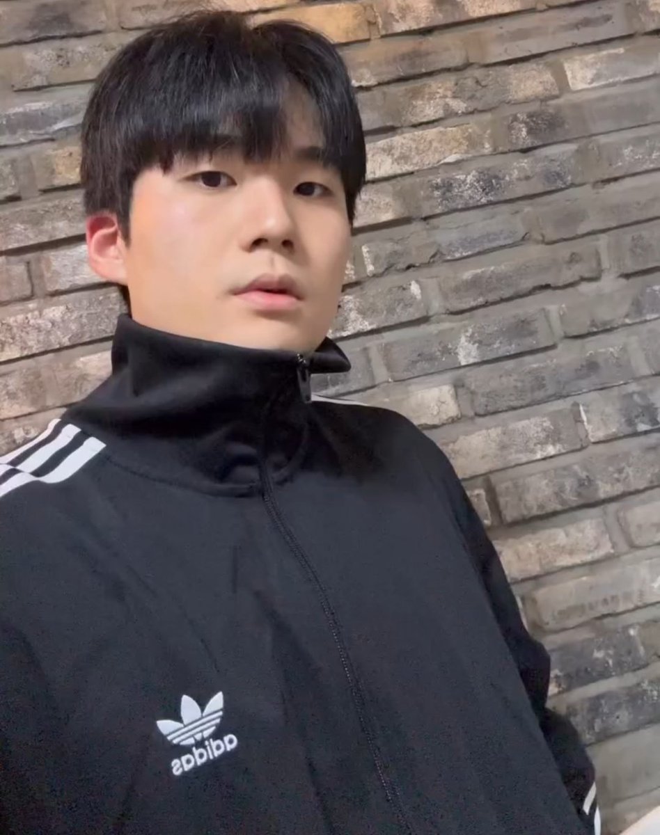 giddong___'s tweet photo. 파운데이션 바르기 ✌️ https://t.co/pQi1bGSU39